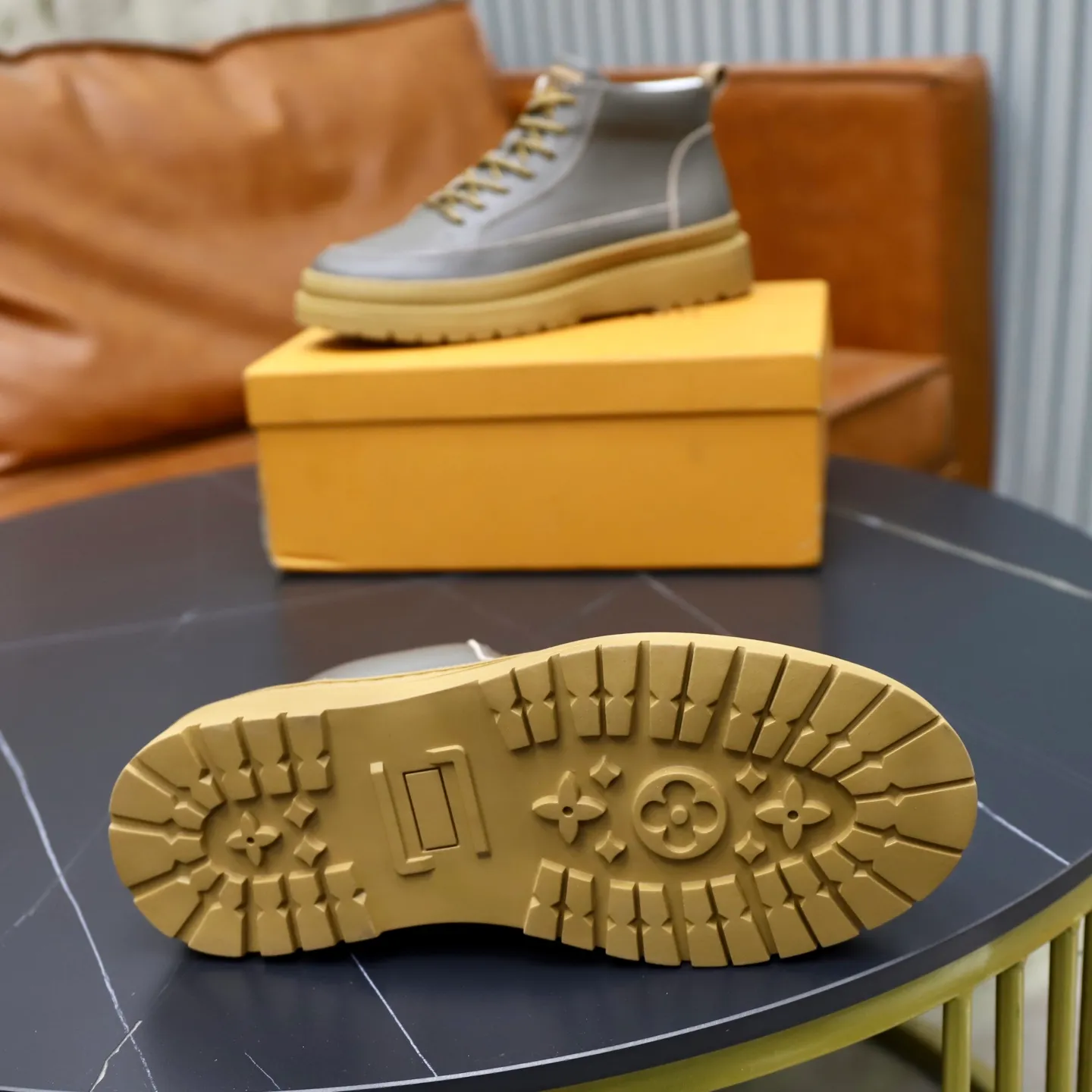 Ex-factory price: 460💰🙅‍♂️🙅‍♂️🙅‍♂️ Brand: LV Louis Vuitton Standard code: 38–44 (45 can be customized) Grade: Same as the official website Material: Original cowhide fabric Comfortable pigskin lining Lightweight wear-resistant outsole Style category: Men's fashion casual shoes and boots Running sneakers Distinguished luxury brand elements Top luxury Color: actual picture color